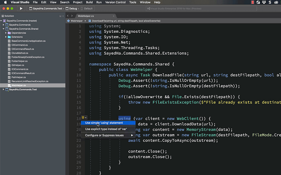 Une image montrant un utilisateur acceptant une recommandation pour simplifier le code dans Visual Studio pour Mac.
