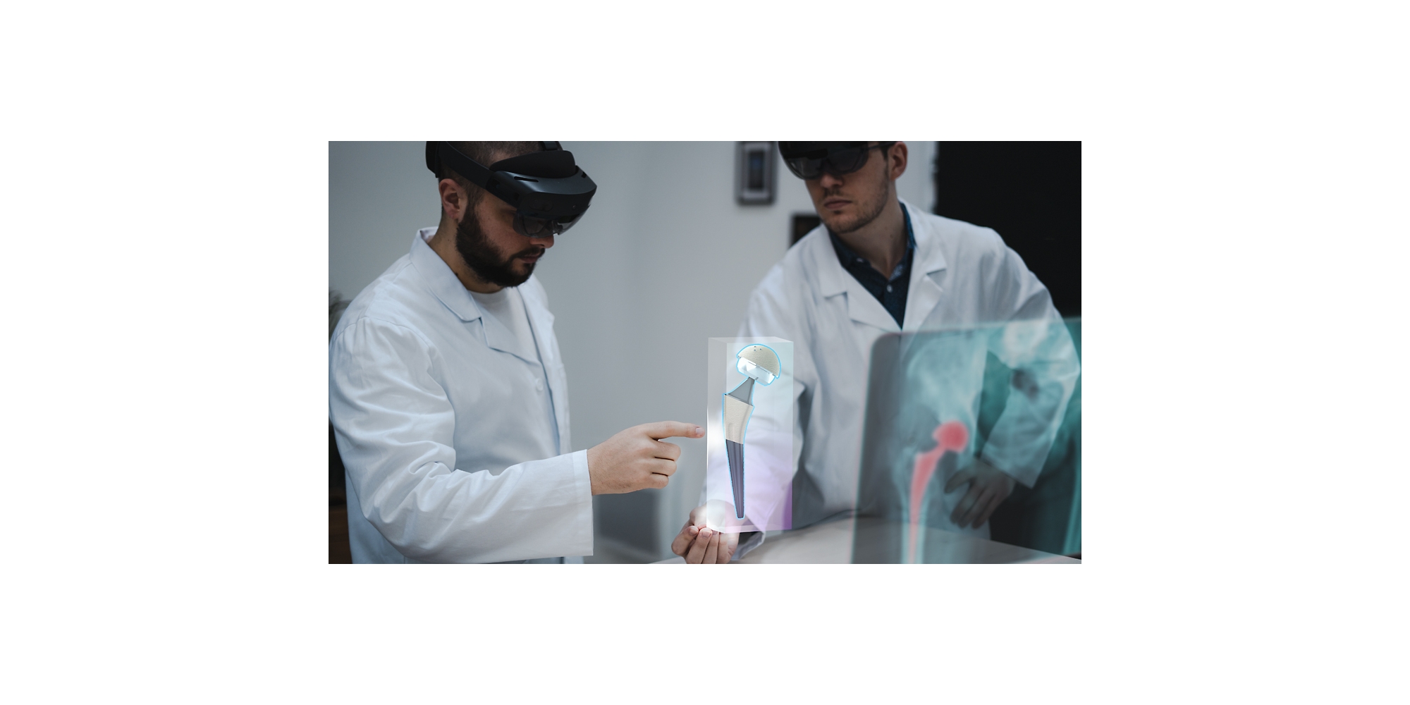 Kaksi terveydenhuollon ammattilaista, jotka käyttävät HoloLens 2 -laitteita tarkastellakseen röntgenkuvaa yhdistetyssä todellisuudessa.
