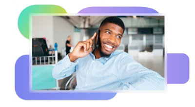 Eine lächelnde Person, die ein Mobiltelefon ans Ohr hält