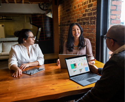 테이블에 앉아 남성과 대화하는 두 여성
