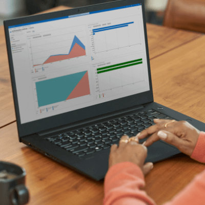 Laptopbildschirm mit geöffneten Diagrammen