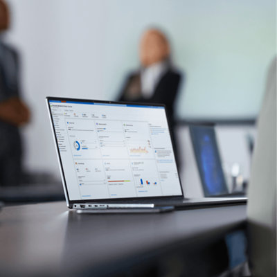 Un tableau de bord est ouvert sur l’ordinateur portable