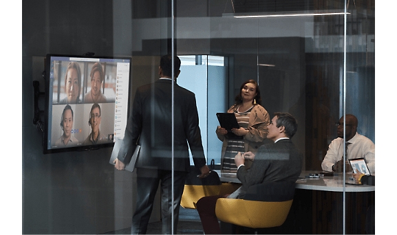 會議室中多人在螢幕上進行視訊聊天