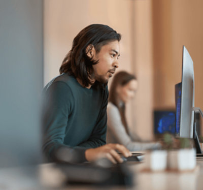 Dua orang menonton layar desktop.