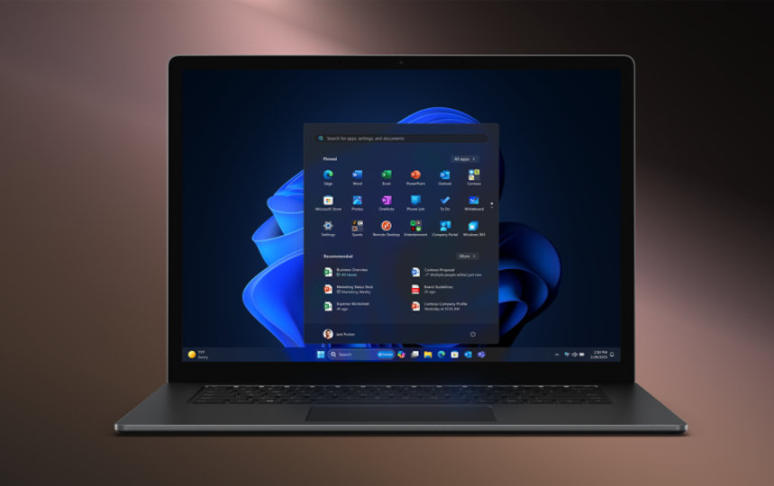 Un portátil abierto que muestra la pantalla de inicio de Windows 11.