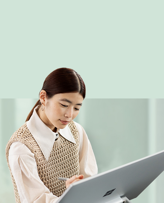 En person ses bruge Surface Pen til at skrive på overfladen på Surface Studio 2+.