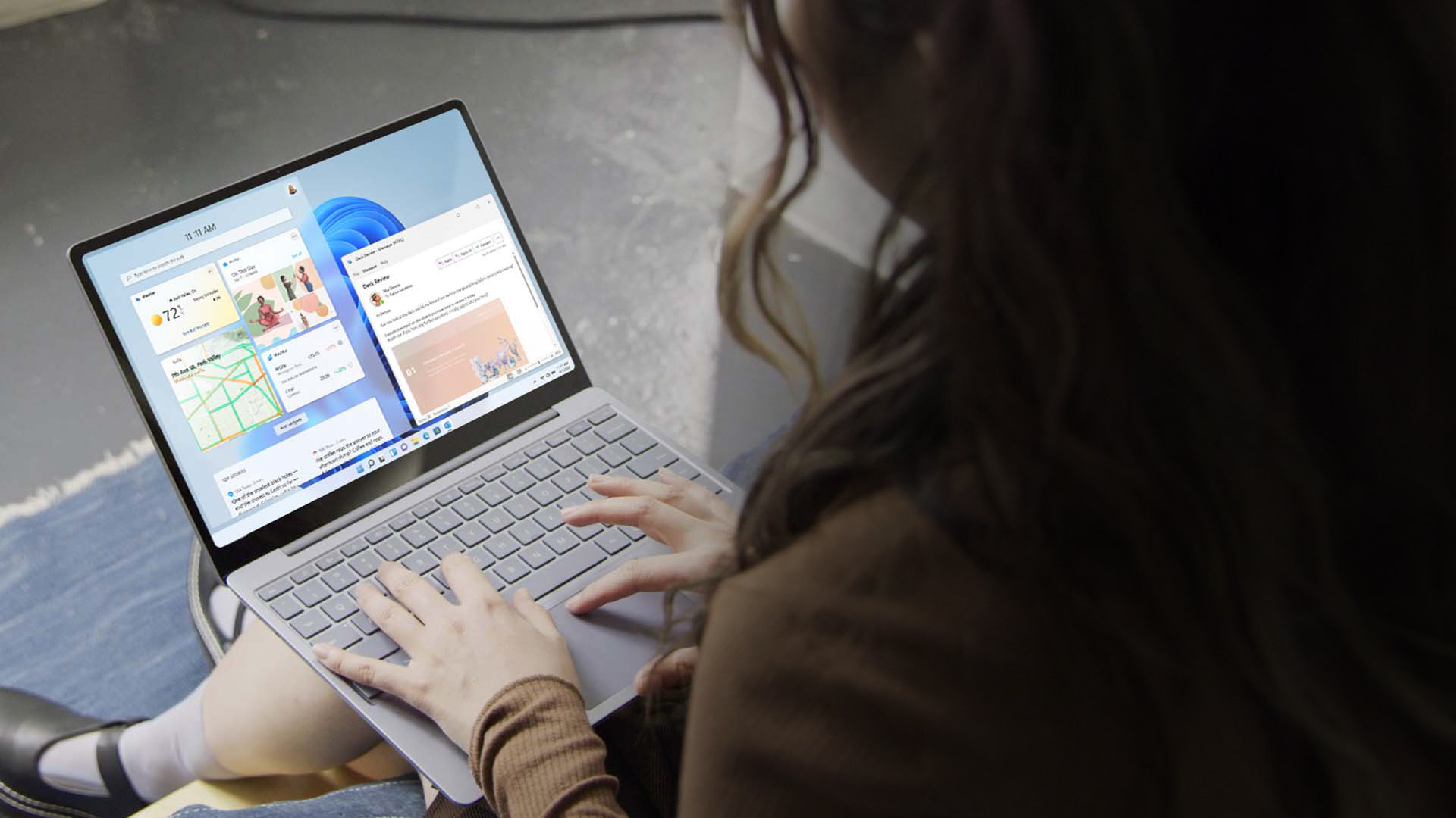 Une femme utilise Windows 11 sur un Surface Laptop Go 2.