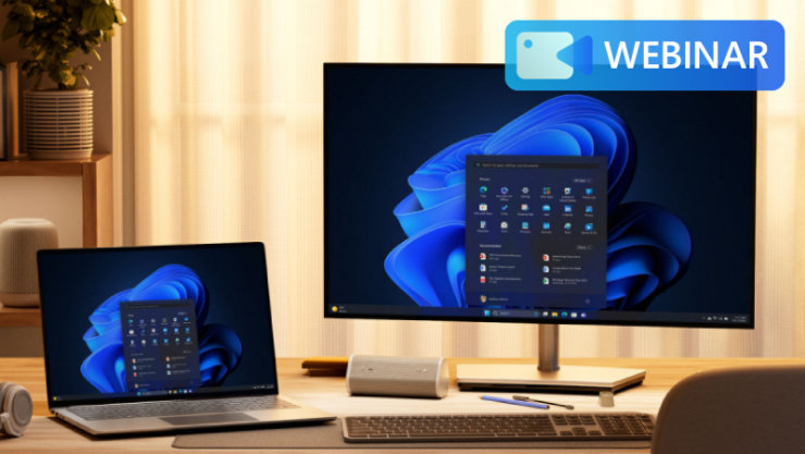  window11 のホーム画面が表示されたラップトップとデスクトップの画面