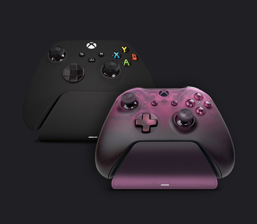 Deux manettes sans fil Xbox sur des supports de chargement