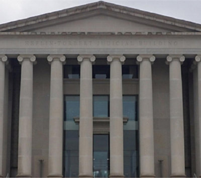 De afbeelding is met het Heflin-Torbert Judicial Building met hoge kolommen en grote vensters.
